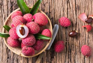 lychee-on-table-sliced-open-736aa3fbe6c34d54ac20a0c833c29b3f.jpg